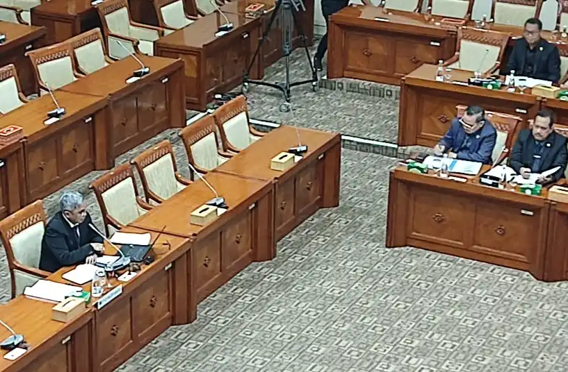 Anggota Komisi III DPR Benny K Harman bertanya komitmen calon pimpinan (capim) Komisi Pemberantasan Korupsi (KPK) menghadapi intervensi penguasa apabila menjadi pimpinan KPK