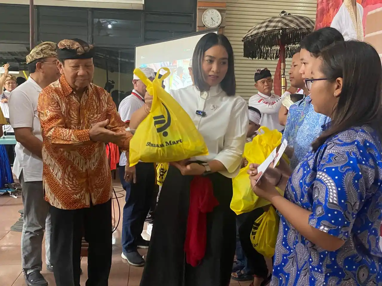 Umat Hindu Kota Bekasi Bagikan 2.050 Makanan Berbuka Puasa [Foto: Ist]