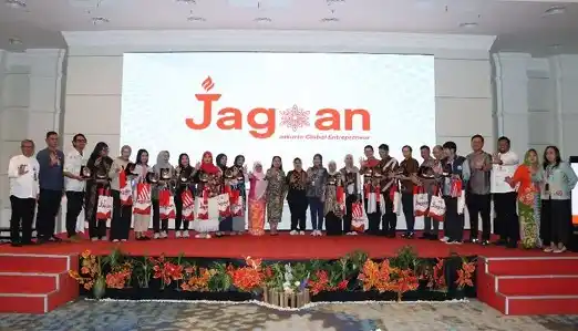 Jumlah UMKM binaan Pemprov DKI Jakarta melalui program Jakpreneur meningkat signifikan sepanjang 2025 hingga menembus lebih dari 412 ribu pelaku usaha. Pertumbuhan ini dinilai memperkuat ekonomi kerakyatan, memperluas lapangan kerja, serta mendorong aktivitas produksi dan perdagangan di ibu kota. Peningkatan juga terlihat pada reaktivasi usaha lama, pemasaran, dan transaksi digital, sejalan dengan visi pembangunan ekonomi inklusif Jakarta.