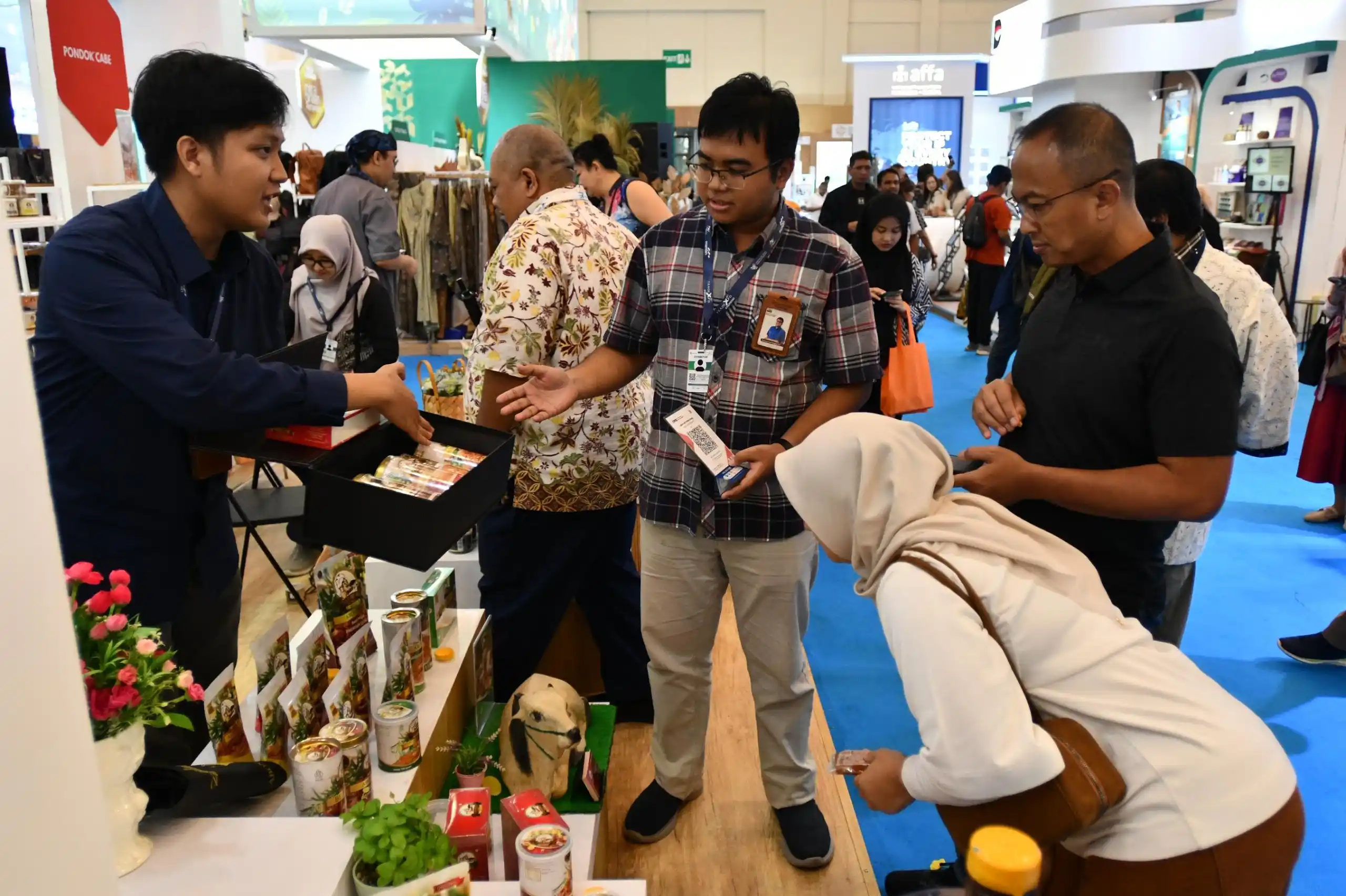 Produk UMKM binaan Pertamina digandrungi pengunjung Trade Expo Indonesia 2025 di ICE BSD, Minggu, 19 Oktober 2025. [Foto: Doc. Pertamina]