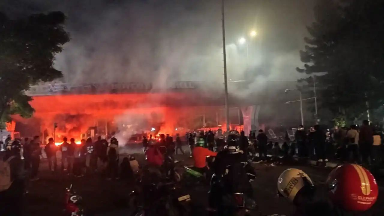 Kondisi di Simpang Lima Dago, Kota Bandung, Jawa Barat pada Jumat (29/8/2025) malam. Foto: Dok MI/Sugiyanto
