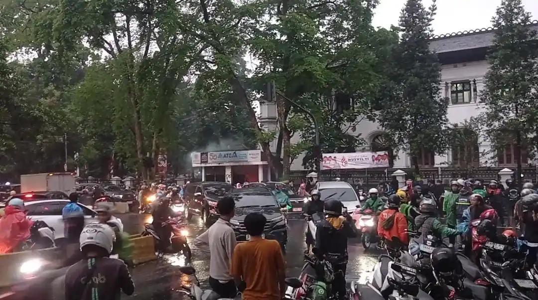 Kondisi pos polisi di depan Gedung Sate, di Jalan Diponegoro, Kota Bandung, yang dibakar massa pada Jumat (29/8/2025) sore. Foto: Dok MI