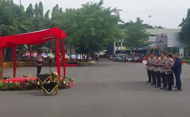 Kapolda Metro Jaya Irjen Pol. Karyoto bersama pejabat Polda Metro Jaya saat Upacara Serah Terima Jabatan di Lapangan Presisi Ditlantas Polda Metro Jaya, Selasa (15/4/2025). [Foto: Ant]