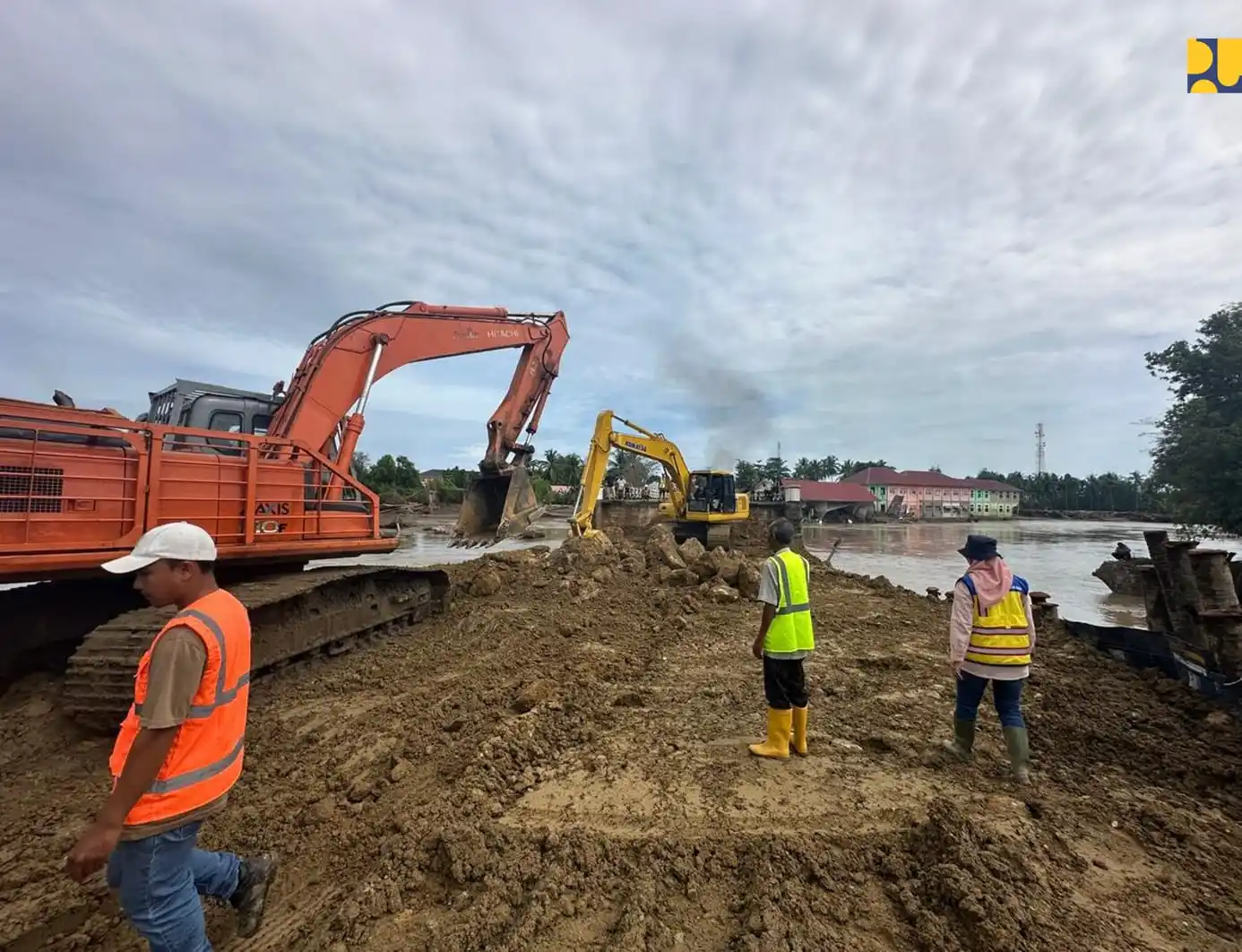 Kementerian Pekerjaan Umum (PU) terus melakukan percepatan penanganan infrastruktur jalan dan jembatan yang rusak akibat terdampak bencana banjir dan tanah longsor di Provinsi Aceh, Sumatera Barat, dan Sumatera Utara. PU/MI