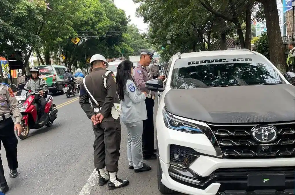 Tim Pembina Samsat Bandung Tengah saat menggelar Opsgab dengan koordinator dari Samsat Kawaluyaan Bandung bersama Ditlantas Polda Jabar, Polrestabes Bandung dan Polsek serta Polisi Militer dengan melibatkan Jasa Raharja dan Bank bjb. (Foto: Instagram/@samsat_bandung_II_kawaluyaan)