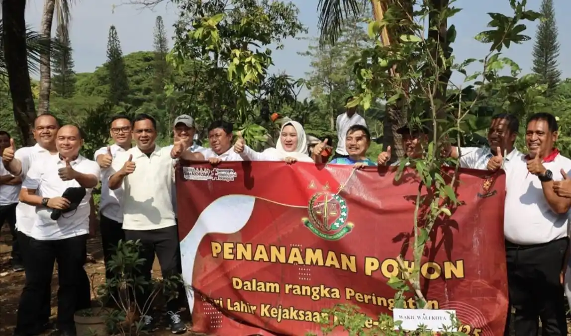 Usai Tanam Bibit Pohon, Kajari Bersama Jajaran Foto Bersama Dengan Wawali Kota Bekasi (Foto:Dokpim)