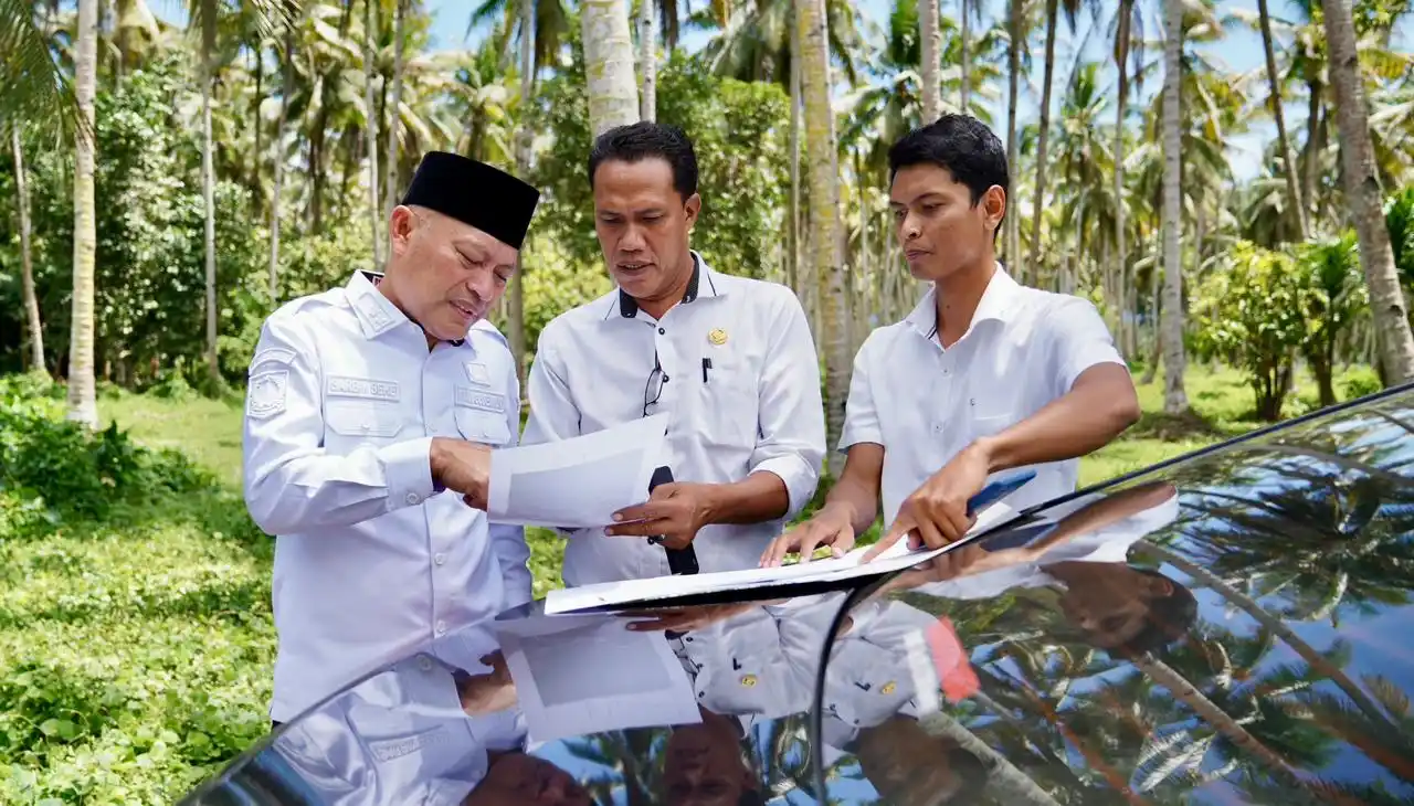 Wagub Malut, Sarbin Sehe, didampingi Kabid Pengawasan Dinas Perkim Malut, Abdul Kadir Usman, saat meninjau lahan calon Sekolah Garuda di Desa Tabadamai, Rabu (6/8). (Foto: Biro Adpim)