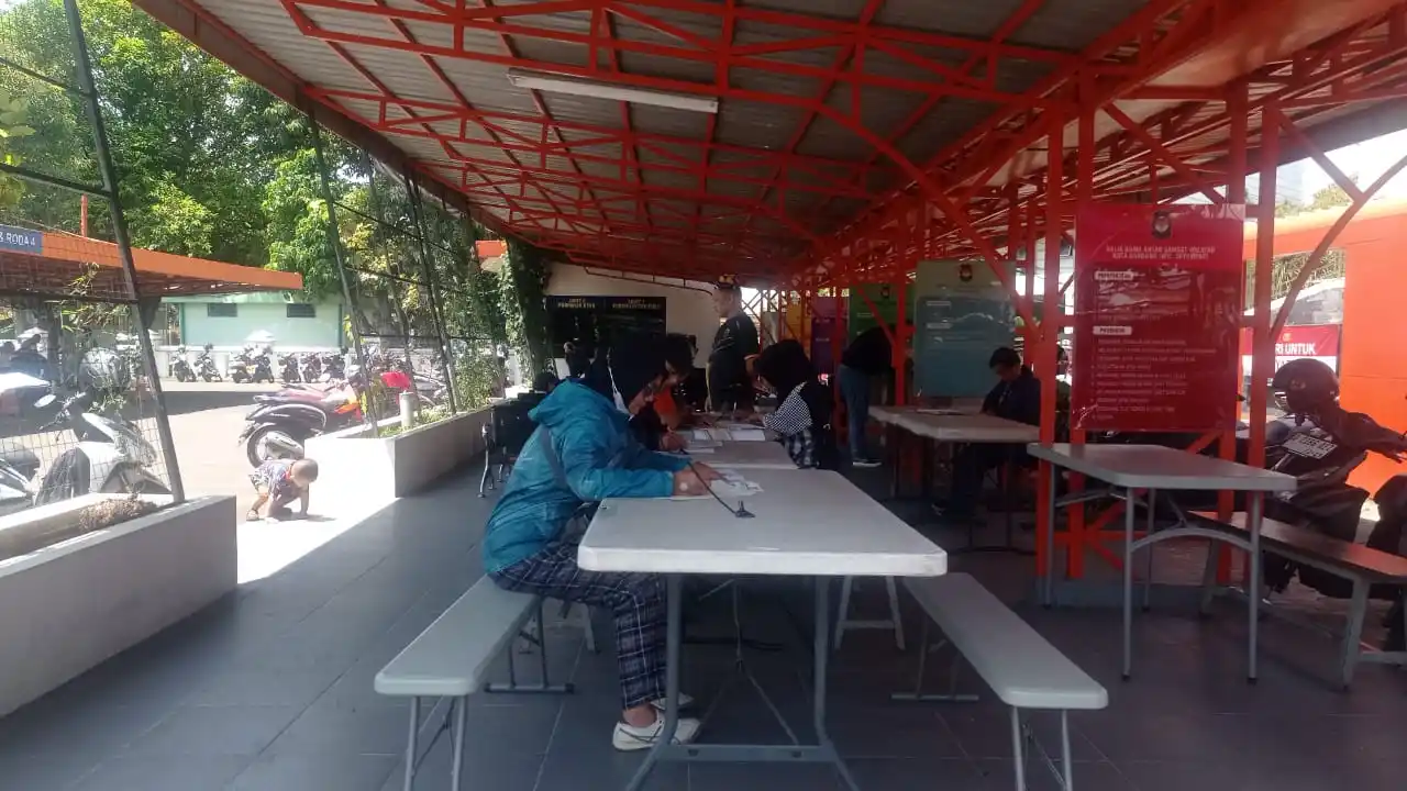 Wajib pajak saat mengisi formulir pendaftaran di area cek fisik kendaraan Samsat Bandung Tengah, Jl. Kawaluyaan Raya, Kota Bandung, Jawa Barat, Minggu (23/3/2025). (Sugiyanto/MI)
