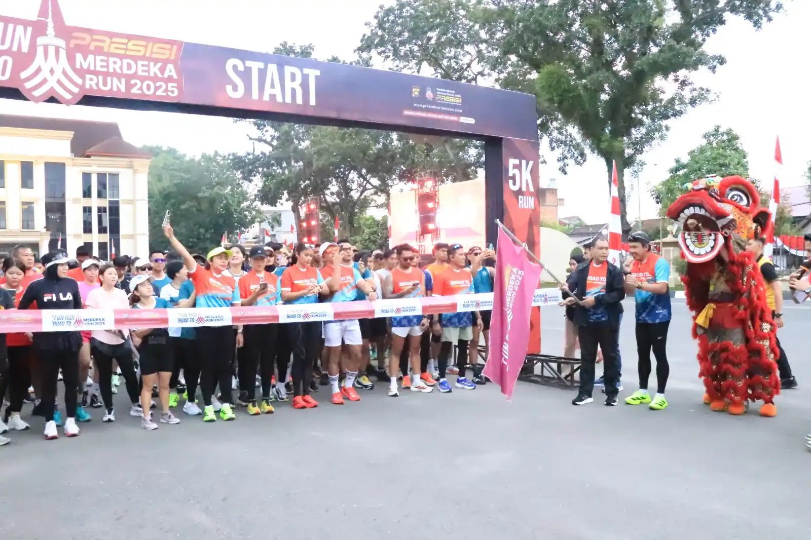Wakapolda Jambi Brigjen Pol M. Mustaqim, bersama pejabat utama Polda Jambi melepas peserta Fun Run Road to Presisi Merdeka Run 2025 di Mapolda Jambi, Sabtu (21/6/2025). (Foto: Dok/MI)