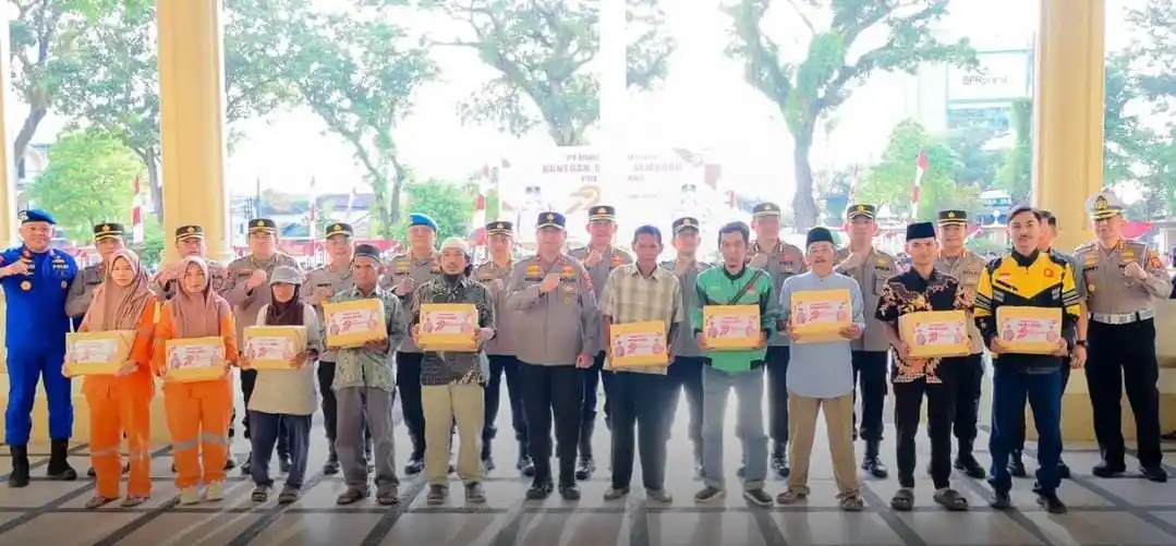 Wakapolda Jambi Brigjen Pol. M. Mustaqim secara simbolis menyerahkan bantuan sembako di Lobi Mapolda Jambi, Kamis (19/6/2025). (Foto: Dok/MI)