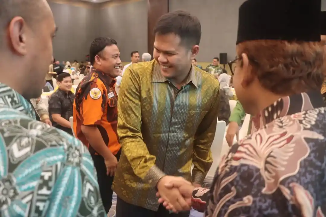 Wakil Bupati Serdang Bedagai (Wabup Sergai) H. Adlin Tambunan menghadiri peringatan Milad ke-78 Himpunan Mahasiswa Islam (HMI) yang dirangkai dengan pemberian Korps Alumni HMI (KAHMI) Award dan penganugerahan status anggota kehormatan, bertempat di Hotel Santika Premiere Dyandra, Medan, Rabu malam (5/2/2025).