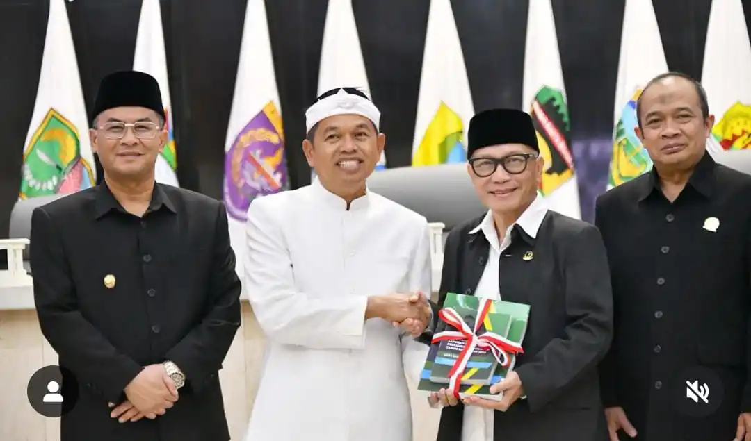 Wakil Gubernur Jawa Barat, Erwan Setiawan saat menghadiri Rapat Paripurna Penyampaian Nota Pengantar terhadap LKPJ Gubernur Tahun Anggaran 2024, Jumat (21/3/2025). (Foto: Instagram/@erwansetiawan54)