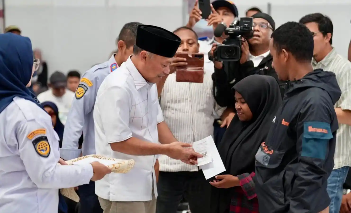 Wakil Gubernur Maluku Utara, Sarbin Sehe, secara simbolis menyerahkan tiket mudik bersubsidi kepada salah satu penumpang di Pelabuhan Ahmad Yani, Ternate, Rabu (19/3/2025). (Foto: Biro Adpim Malut)