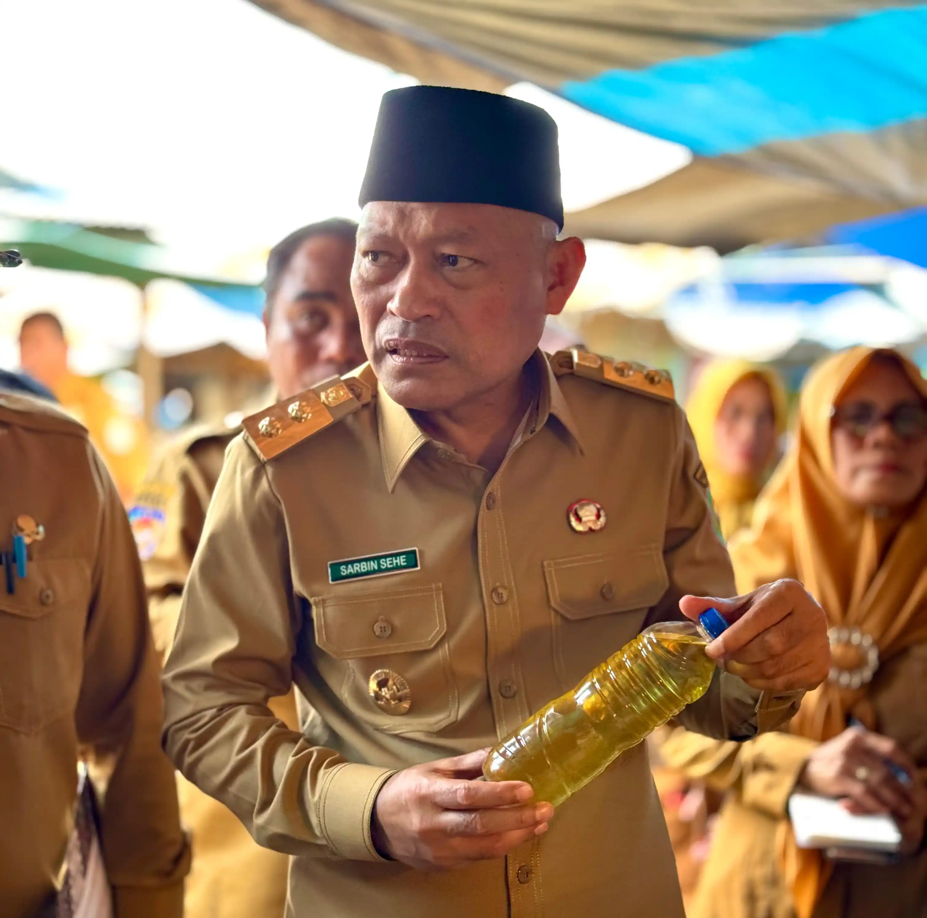 Wagub Malut, Sarbin Sehe, terlihat memegang sebotol minyak kelapa saat melakukan inspeksi pasar untuk memastikan harga pangan menjelang bulan Ramadhan di Pasar Galala, Sofifi, pada Senin, 24 Februari 2024 (Foto: Dok MI/Rais Dero)