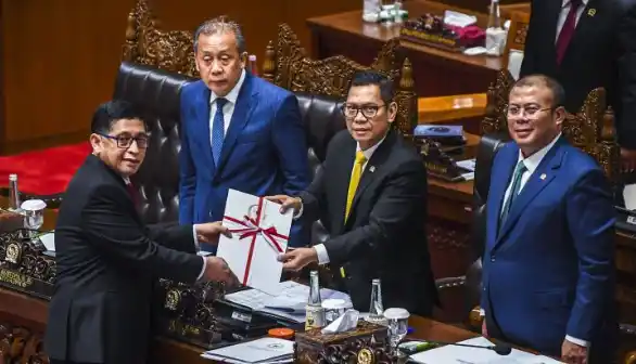 Wakil Ketua DPR Adies Kadir (kedua kanan) didampingi Wakil Ketua Saan Mustopa (kedua kiri) dan Cucun Ahmad Syamsurijal (kanan) menerima berkas laporan pembahasan RUU Prolegnas dari Ketua Badan Legislasi (Baleg) DPR Bob Hasan (kiri) pada Rapat Paripurna Ke-8 Masa Persidangan I Tahun Sidang 2024-2025, di Kompleks Parlemen, Senayan, Jakarta, Selasa (19/11/2024). [Foto: ANTARA]
