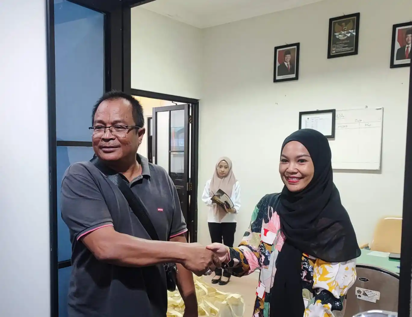 Salah satu awak media Blitar saat berjabat tangan dengan Wakil Ketua II DPRD Kabupaten Blitar Ratna Dewi Nirwana Sari. (Dok/JK-MI)