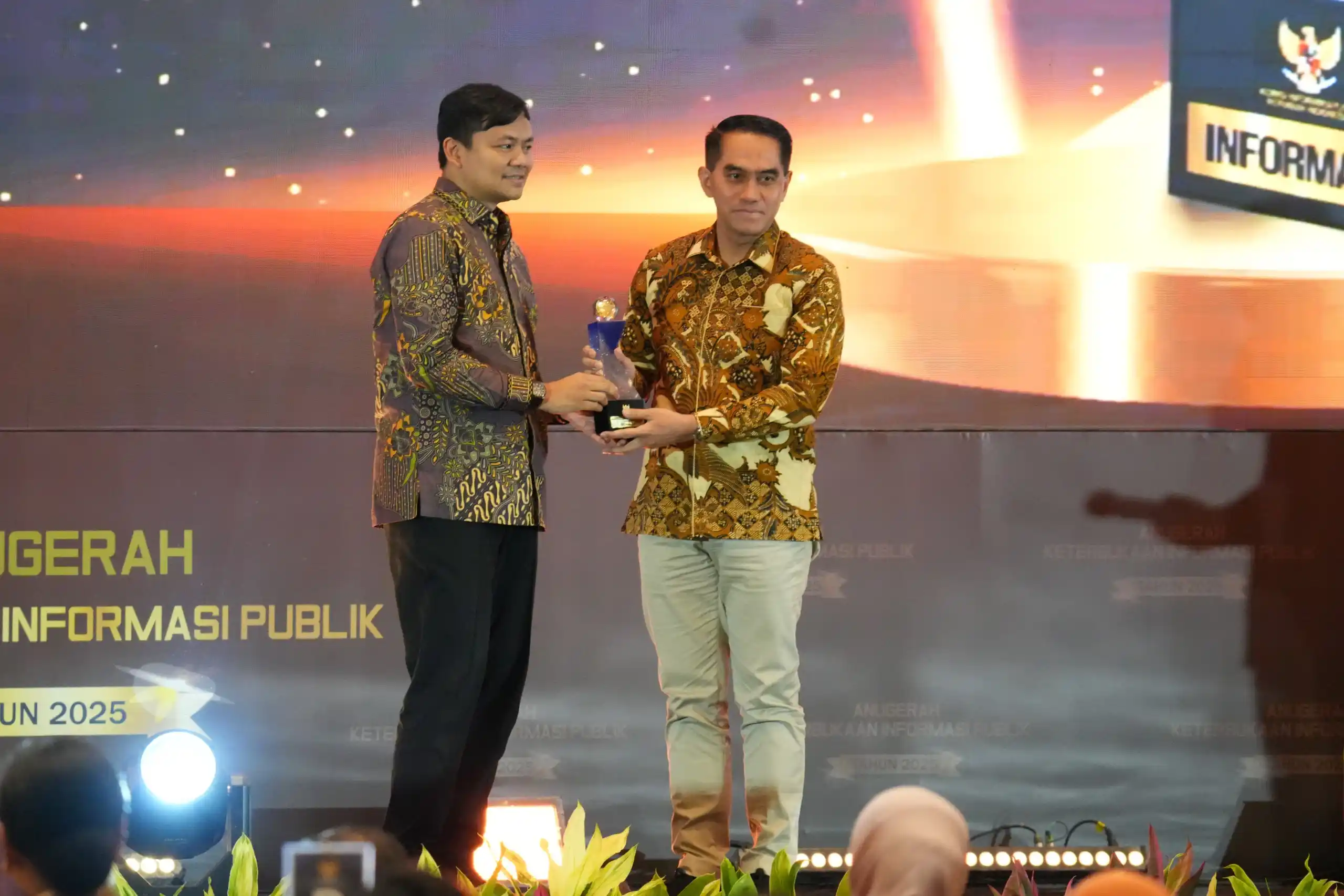 Wakil Ketua Komisi Informasi Pusat (KIP) Arya Sandhiyudha dan diterima Sekretaris Jenderal KemenP2MI Dwiyono  (Dok. KemenP2MI)