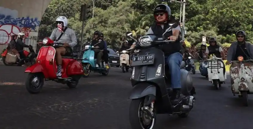 Wakil Wali Kota Bekasi Bersama Komunitas Pecinta Vespa Pawai Menyongsong Perayaan HUT RI Ke-80 (Foto/Diskom)