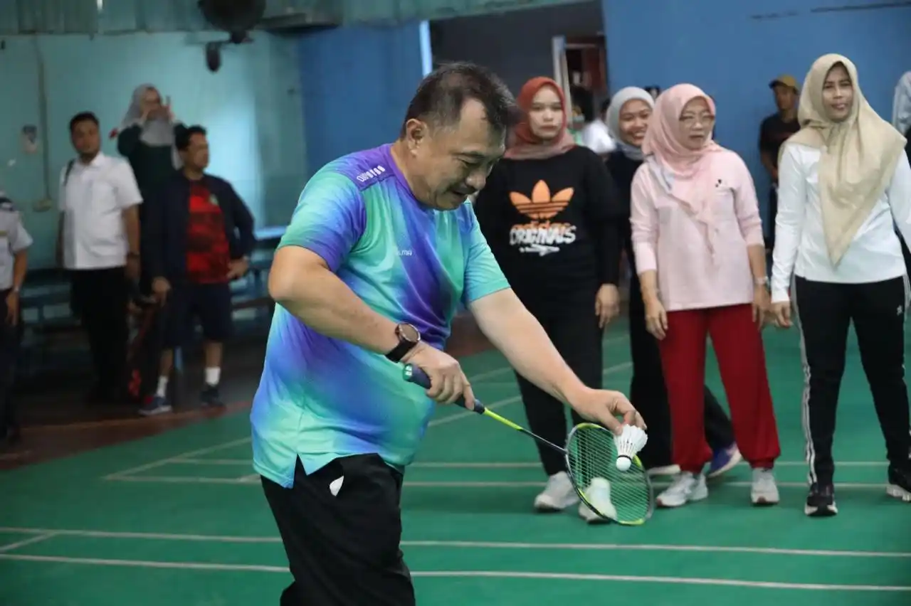 Wakil Wali Kota Bekasi, Abdul Harris Bobihoe Sedang Service Bola (Foto: Dok/Diskom)