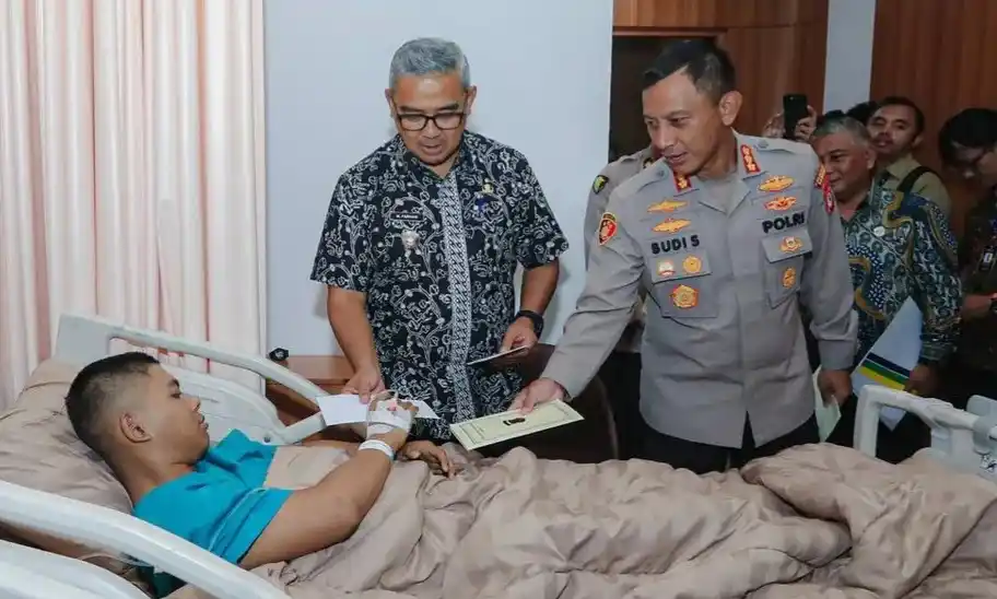 Wali Kota Bandung Muhammad Farhan bersama Kapolrestabes Bandung Kombes Budi menjenguk anggota Polisi di RS Bhayangkara (Foto: Ist)