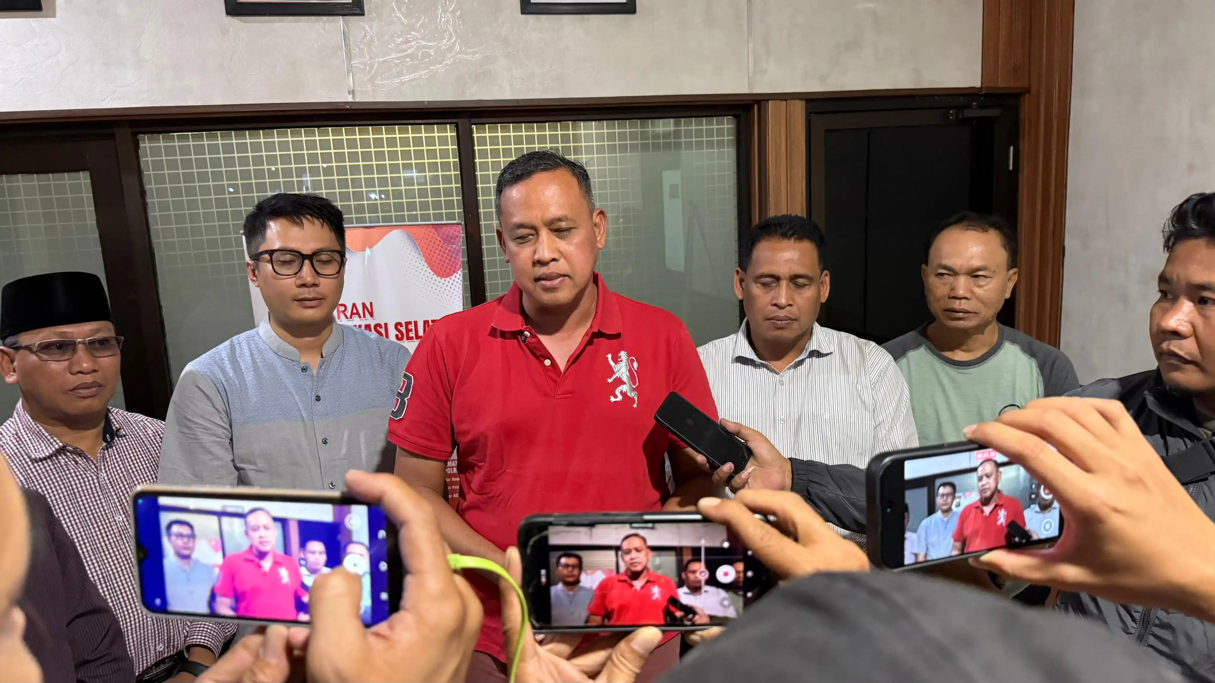 Wali Kota Bekasi, Tri Adhianto mendatangi Polsek Bekasi Selatan, pada Jumat (15/8/2025). [Foto: Dok. Diskomin]