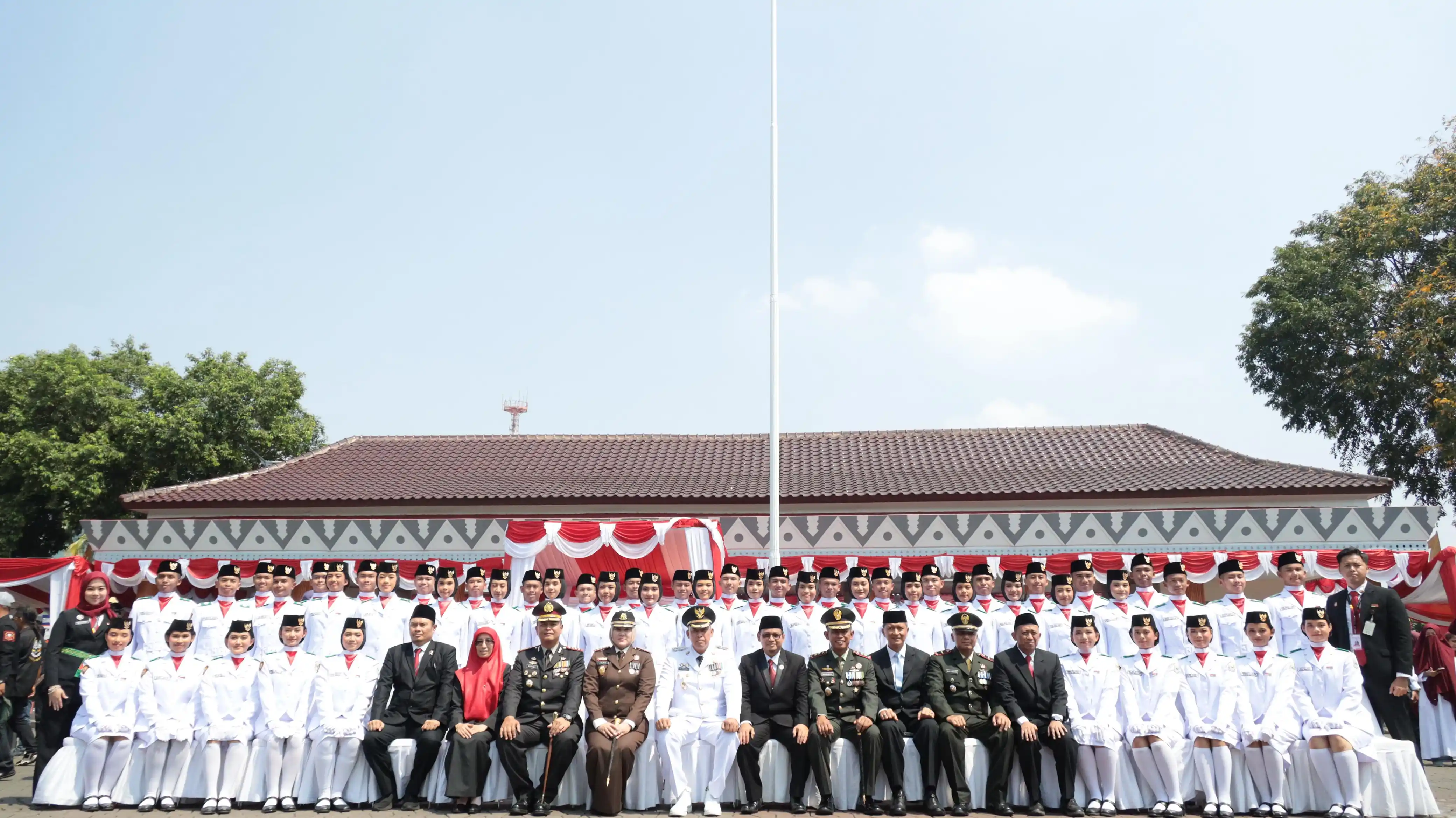 Wali Kota Bekasi, Tri Adhianto Foto bersama dengan Muspida dan Paskibra HUT ke-80 RI (Foto: Dok. Diskomin)