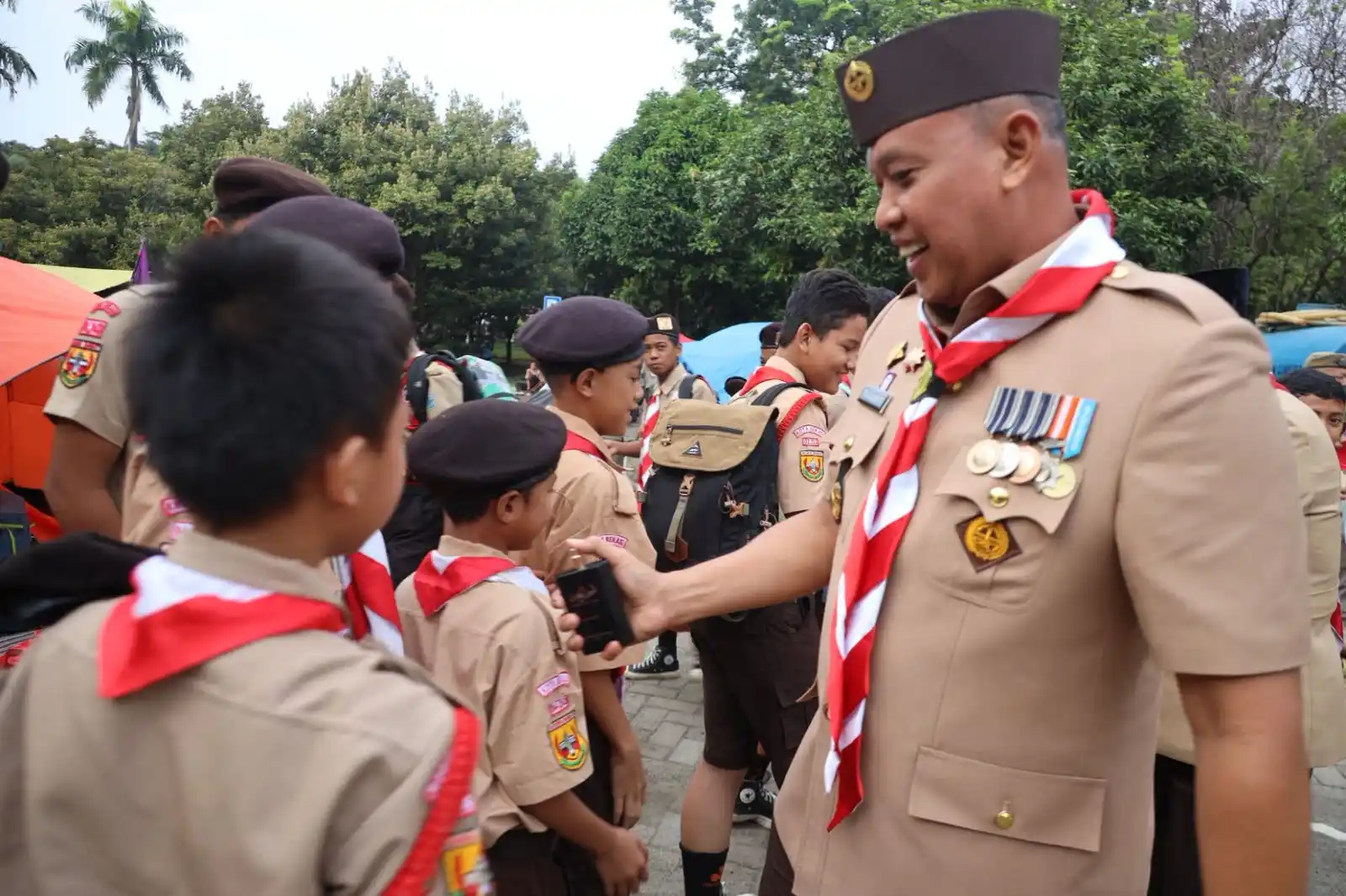 Wali Kota Bekasi Semprot Parfum ke Anak-Anak Pramuka yang Berkemah di Plaza Pemkot (Foto: Dokpin)