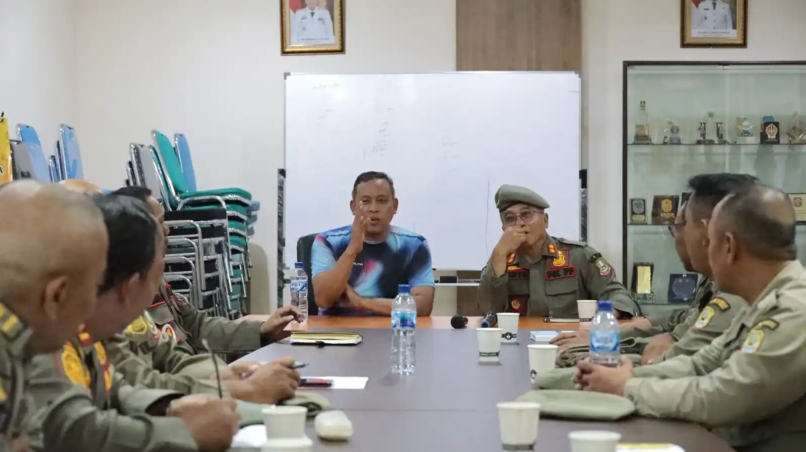 Wali Kota Bekasi, Tri Adhianto didampingi Kasatpol PP, Karto saat sedang menyampaikan arahan kepada jajaran Satpol PP (Foto: Dok/Hms)