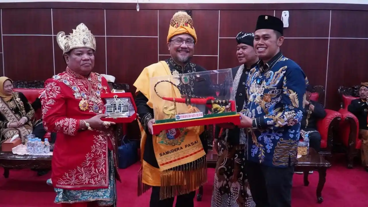 Wali Kota Blitar Mas Ibbin saat menyambut para Raja dan tokoh adat se- Nusantara, di rumah dinas Wali Kota, (Foto: Dok/Istimewa).