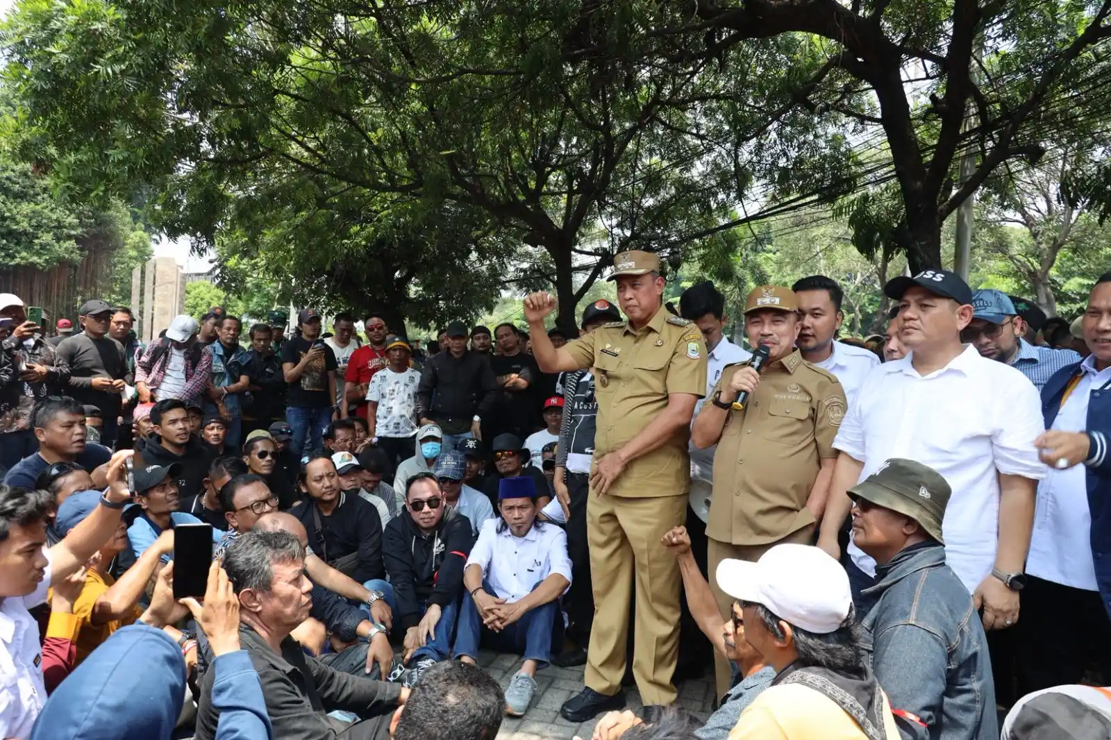Wali Kota dan Wakil Wali Kota Bekasi Bersama Forkopinda Berdialog dan Tampung Aspirasi Massa Pengunjuk Rasa (Foto/Dokpim)