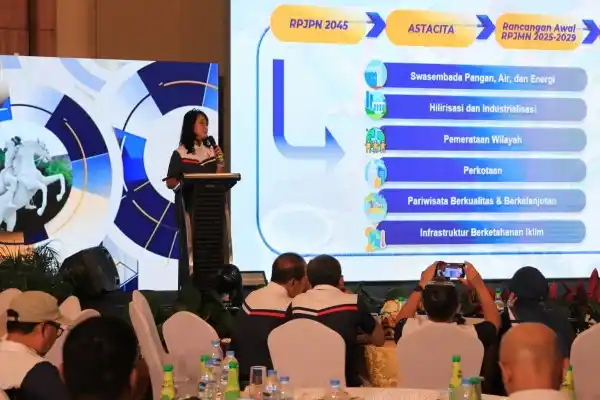 Wakil Menteri Pekerjaan Umum, Diana Kusumastuti memberikan sambutan saat saat menghadiri Gathering Alumni Fakultas Teknik UNDIP di Jakarta, Minggu (10/8). (Foto: Dok PU)