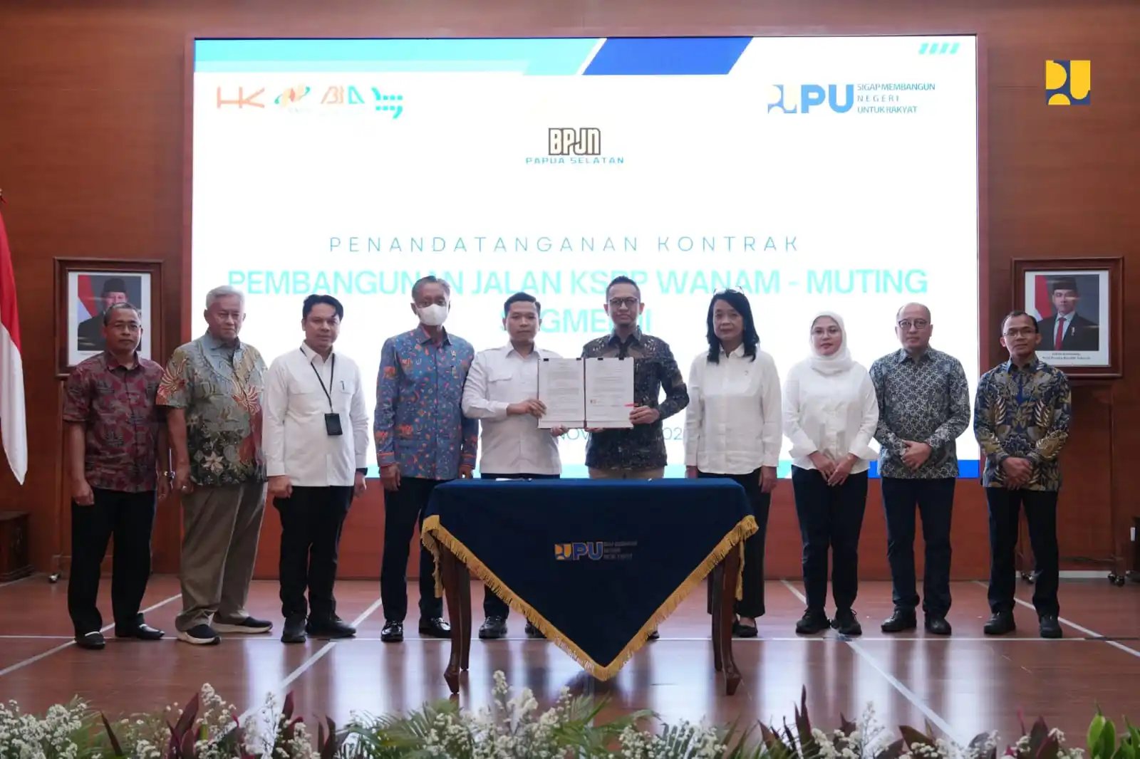 Menteri Pekerjaan Umum, Dody Hanggodo dan Wakil Menteri PU, Diana Kusumastuti menyaksikan penandatanganan kontrak pembangunan jalan KSPP Wanam-Muting sekmen II, Papua Selatan, Jakarta, Senin (3/11). (Foto: PU).