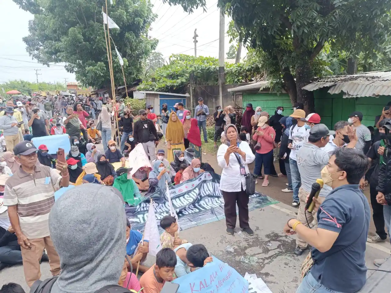 Warga bersama Barisan Perjuangan Rakyat (BPR) dan WALHI Jambi menggelar aksi penolakan pembangunan stockpile PT SAS di kawasan permukiman padat, Sabtu (13/9/2025). (Foto: Dok/MI)