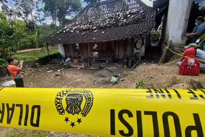 Warga menyaksikan proses olah TKP ledakan petasan. (Foto: ANTARA)