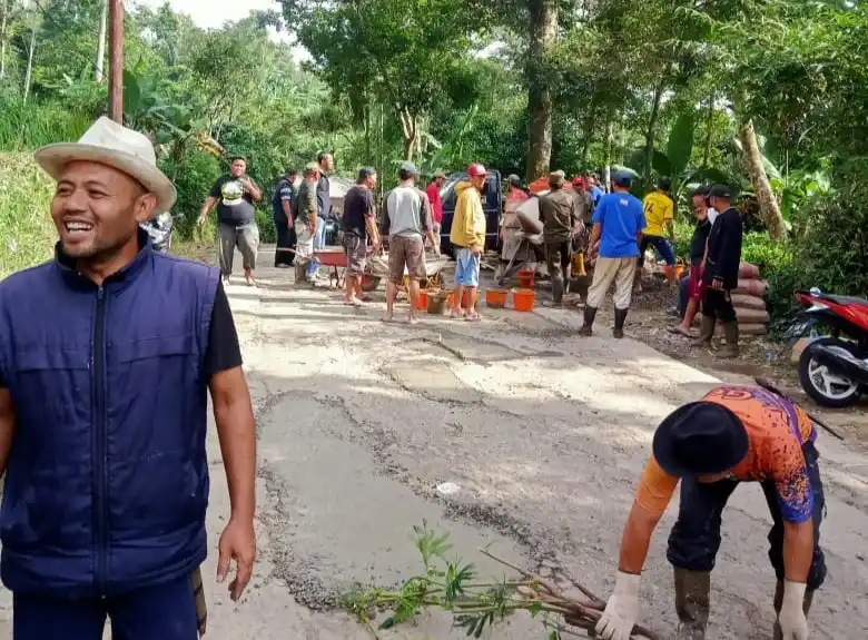 Warga Pusaka Mulya lagi bekerja bergotong royong perbaiki jalan rusak ( Foto: MI/Koswara)