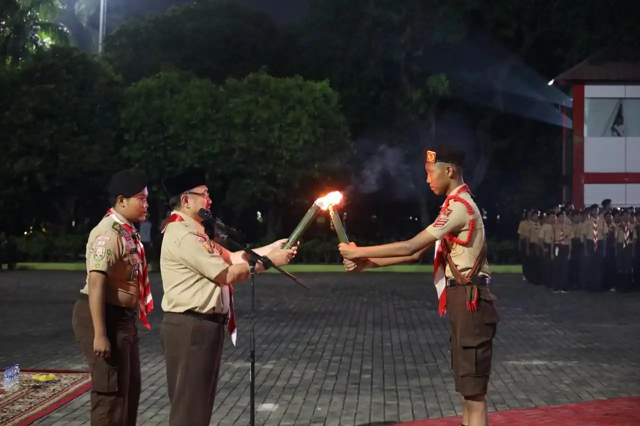 Wawali Kota Bekasi, Abdul Harris Bobihoe menyalakan Api Unggun dalam Perayaan Hari Peamuka ke-64 (Foto: Dok. Diskomin)