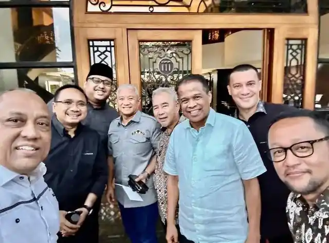 Bekas Menag Yaqut Cholil Qoumas saat bertemu dengan pemilik Maktour Travel Fuad Hasan Mansyur, pemilik Alisan Hajj & Umrah Ali Mohammad Amin, Ketua Harian Forum SATHU Artha Hanif, Stafsus Yaqut Gus Alex, serta sejumlah pengusaha biro perjalanan haji dan umrah diduga di Kantor Maktour Jakarta pada 2024 lalu.