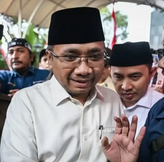 Mantan Menteri Agama Yaqut Cholil Qoumas (kedua kiri) berjalan keluar usai menjalani pemeriksaan di Gedung Merah Putih KPK, Jakarta, Senin (1/9/2025)