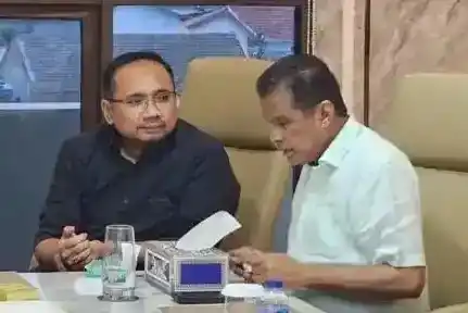 Mantan Menteri Agama (Menag) Yaqut Cholil Qoumas (kiri) dan Fuad Hasan Masyhur pemilik biro penyelenggara haji Maktour (kanan) (Foto: Dok MI)