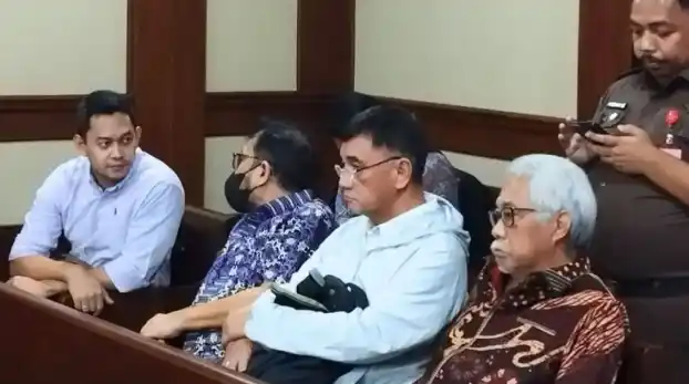 Mantan pejabat Mahkamah Agung (MA) Zarof Ricar (kedua dari kiri) [Foto: Ant]