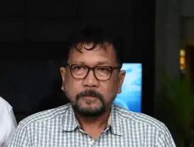 Terpidana kasus permufakatan jahat dalam pengurusan Perkara di Mahkamah Agung terkait kasus pembunuhan oleh Gregorius Ronald Tannur, Zarof Ricar berjalan menuju mobil tahanan usai menjalani pemeriksaan di Gedung Merah Putih KPK, Jakarta, Senin (15/12/2025). Mantan Kepala Badan Penelitian dan Pengembangan Pendidikan dan Pelatihan Hukum dan Peradilan Mahkamah Agung (MA) tersebut dimintai keterangan oleh penyidik KPK sebagai saksi untuk kasus dugaan Tindak Pidana Pencucian Uang (TPPU) mantan Sekretaris MA Hasbi Hasan.