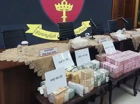 Uang sitaan dari Zarof Ricar. [Dok MI]