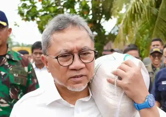 Menteri Koordinator Bidang Pangan, Zulkifli Hasan, saat memikul beras bantuan untuk korban banjir di Padang, Sumatera Barat. (Foto: Dok. Kemenko Pangan)