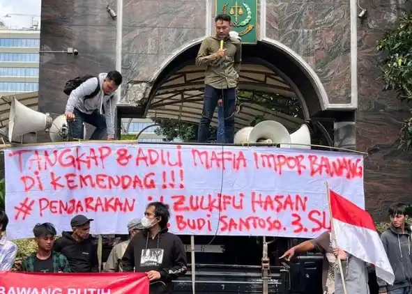 Massa aksi yang tergabung dalam Aliansi Pedagang Bawang dan Rakyat Indonesia Bersuara (APB-RIB) menggelar aksi mendesak Kejaksaan Agung mengusut dugaan mafia impor bawang putih di Kementerian Perdagangan. Aksi berlangsung di Kejaksaan Agung, Jakarta, Rabu, 19 Maret 2025.